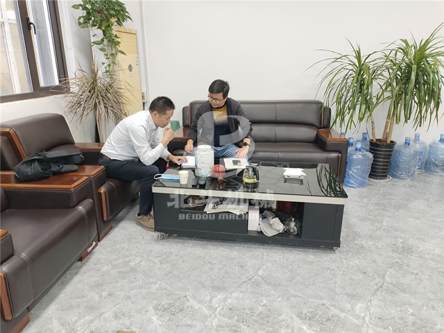 蘇州客戶走進北斗機械,詳細了解木材炭化設(shè)備新工藝