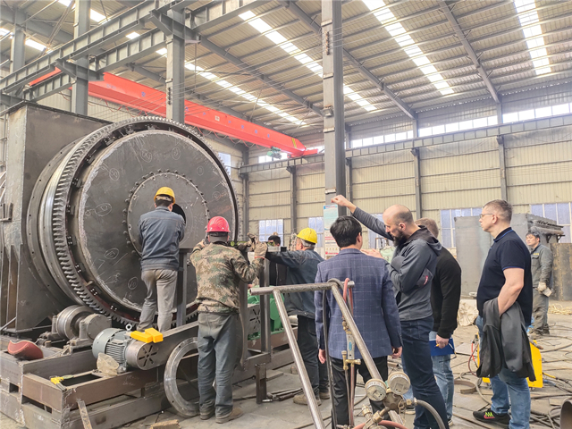 多功能連續(xù)式炭化設備受到俄羅斯客戶好評